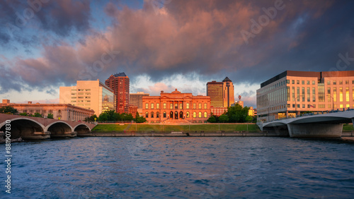 Obraz na płótnie Des Moines, Iowa, USA. Cityscape image of Des Moines skyline, Iowa, USA at summer sunrise. w salonie