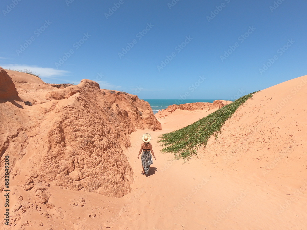 mulher nas falésias de canoa quebrada, ceará mulher nas falésias de canoa quebrada, ceará