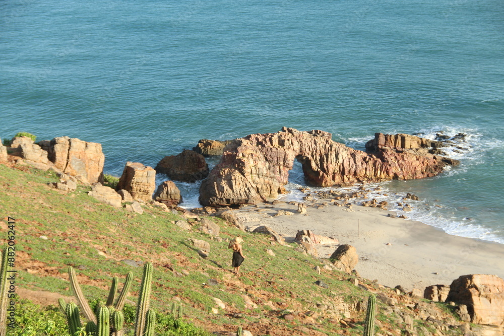 mulher na pedra furada do parque nacional de jericoacoara, ceará mulher na pedra furada do parque nacional de jericoacoara, ceará