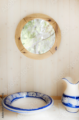 Nostalgischer Waschkrug und Schüssel mit Spiegel