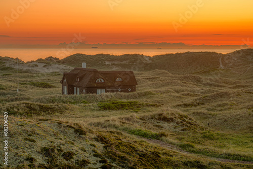 Obraz na płótnie lonely old house in the dunes at sunset w salonie
