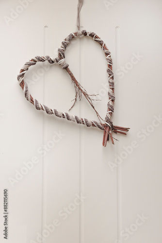 Herz aus Zweigen an einer Eingangstür in Schweden