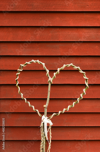 Herz aus Zweigen an einer Eingangstür in Schweden