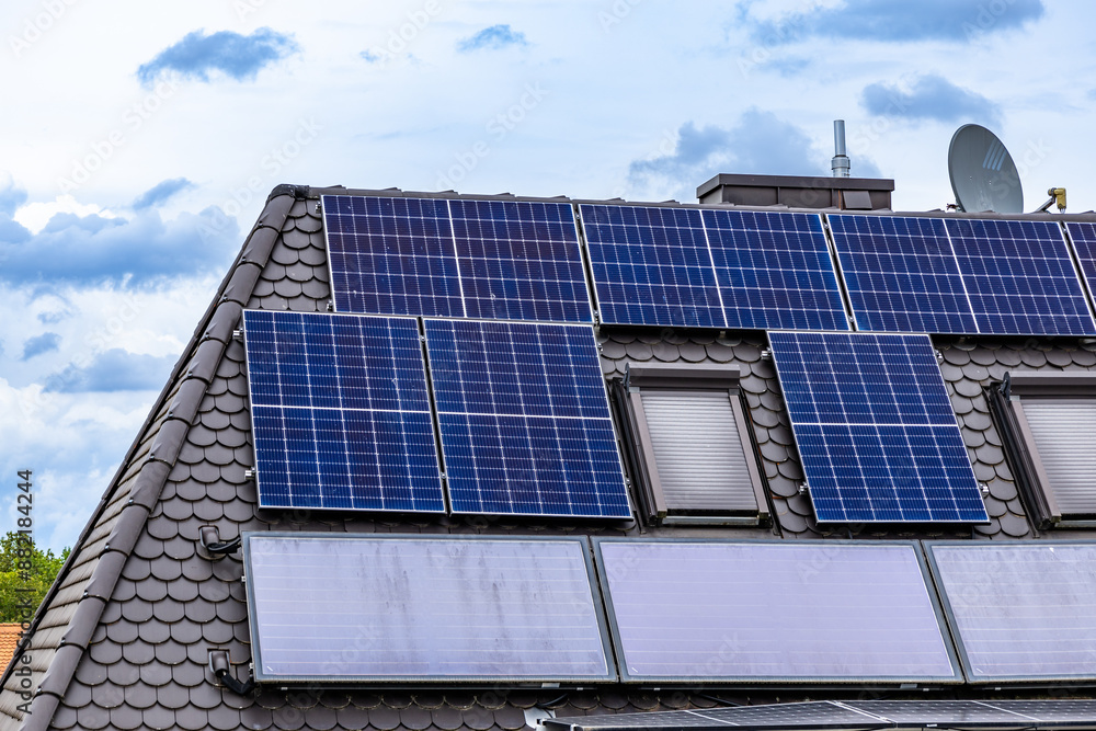 Fototapeta premium Photovoltaikanlage auf einem Wohnhaus