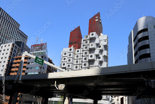 中銀カプセルタワービル、 iconic Kisho Kurokawa-designed Nakagin Capsule Tower in Tokyo.首都高、2022年、日本