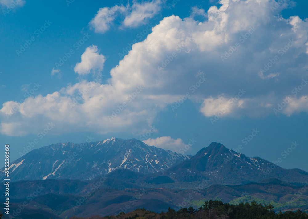 Fototapeta premium 晴天の中の綺麗な鳥取の大山