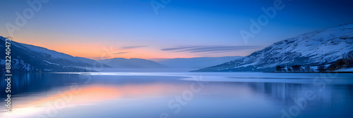 Lago de montanha tranquilo ao anoitecer