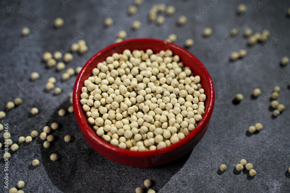 It is placed on the pot with white pepper. It is placed on the pot with white pepper.