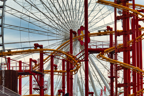 Quadro em tela Achterbahn vor Riesenrad- Auf dem Jahrmarkt