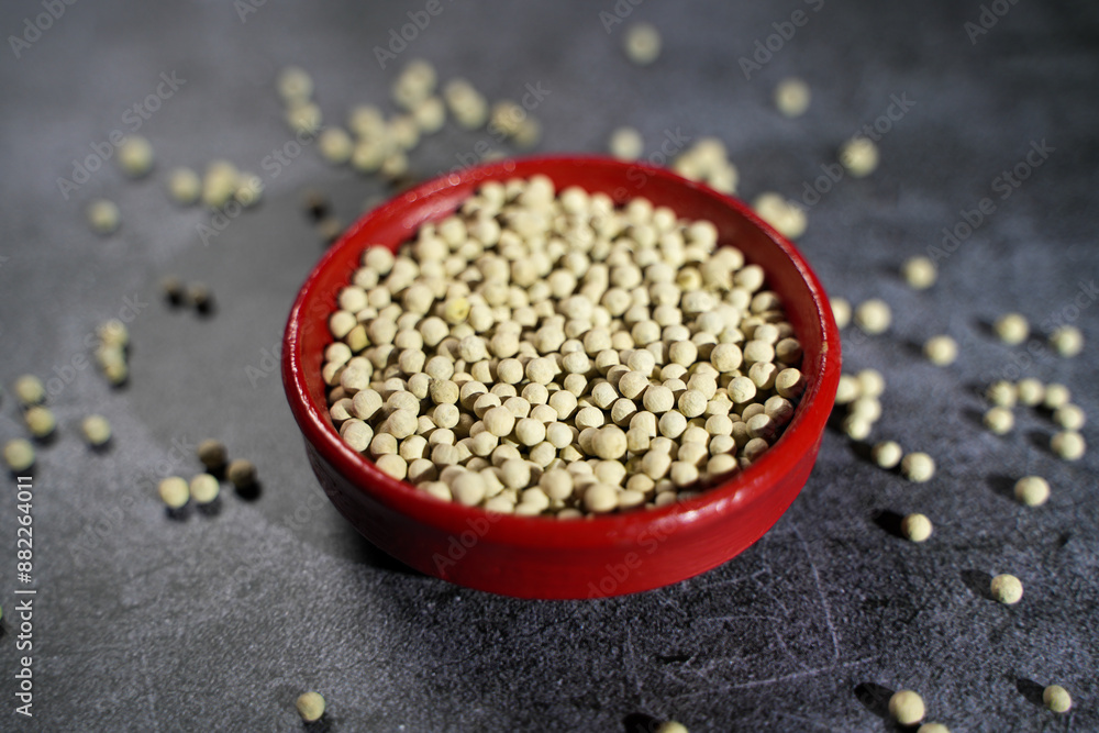 It is placed on the pot with white pepper. It is placed on the pot with white pepper.