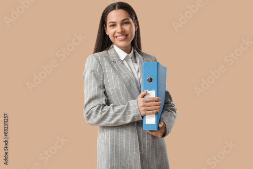Pretty businesswoman with f...