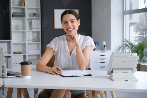 Pretty businesswoman sittin...