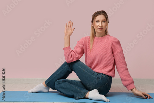 Beautiful young woman pract...