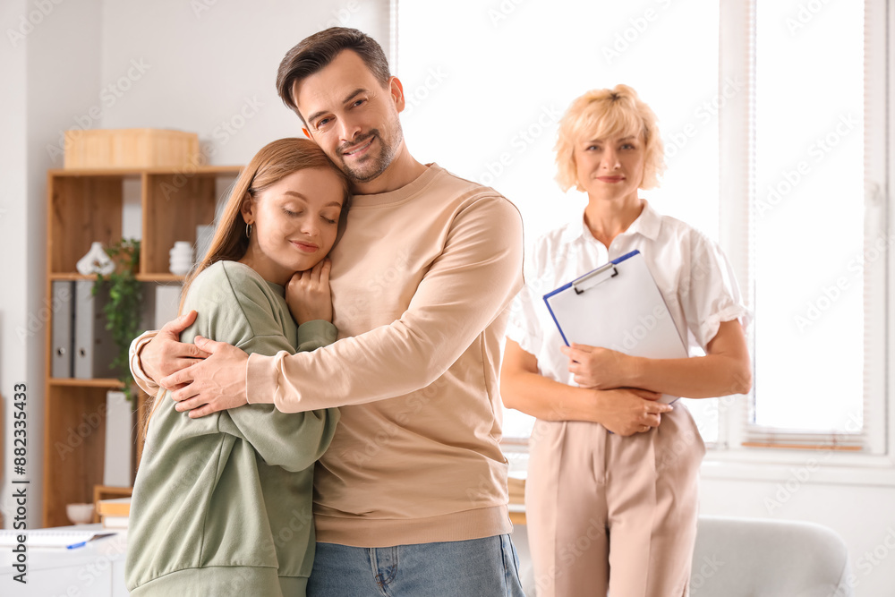 Obraz premium Young couple hugging at psychologist's office
