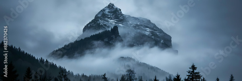 Pico de montanha envolto na neblina photo