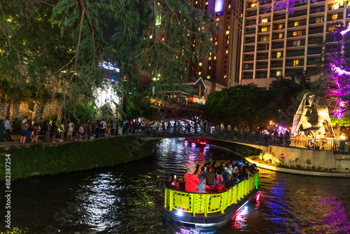 Schilderij op canvas The San Antonio River Walk is a city park and special-case pedestrian street in