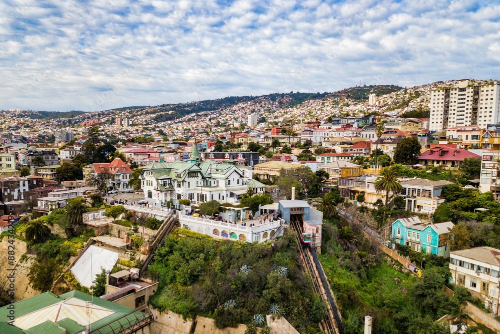 Obraz premium Valparaiso, Chile. Aerial view of the colorful houses on the city's hills