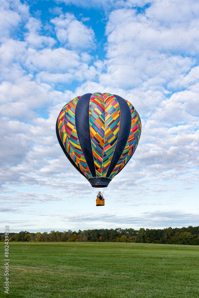 Obraz premium Hot Air Balloon and scattered clouds