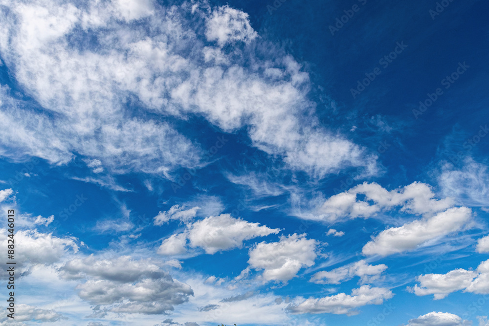 Obraz premium Natural background. White spring clouds 
