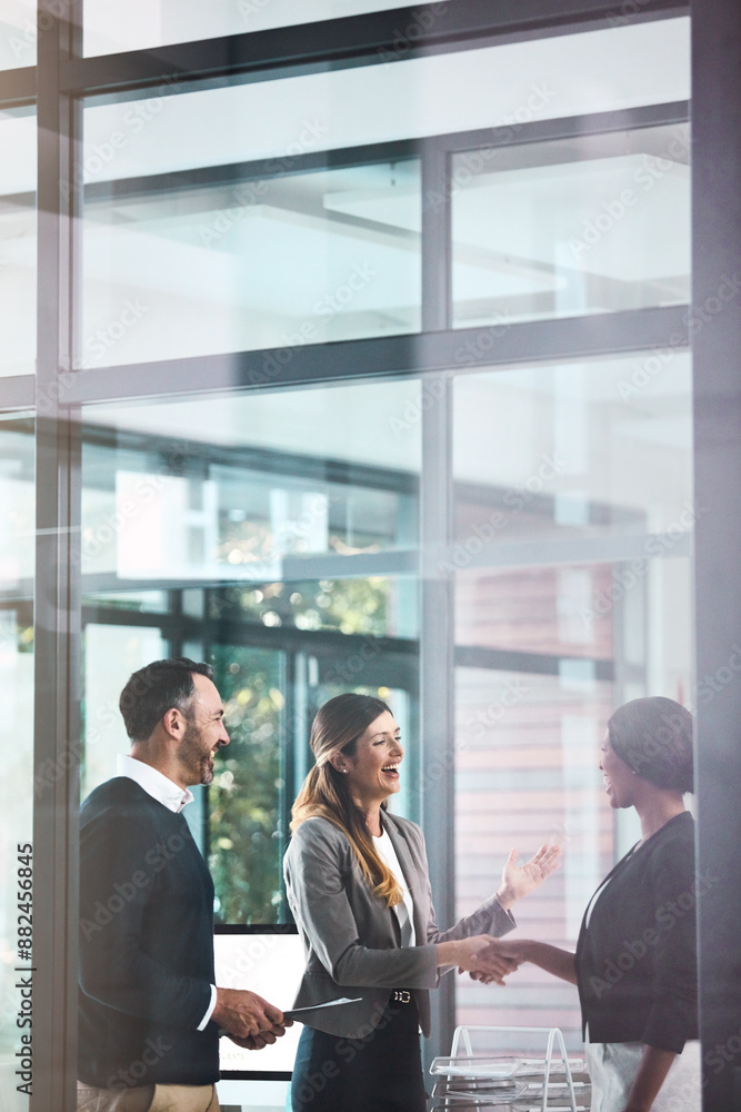© ReeseArcurs/peopleimages.com - Business people, handshake and meeting in office with introduction for partnership, welcome or collaboration. Greeting, diversity and employee with client shaking hands for deal, b2b or agreement © ReeseArcurs/peopleimages.com - Business people, handshake and meeting in office with introduction for partnership, welcome or collaboration. Greeting, diversity and employee with client shaking hands for deal, b2b or agreement
