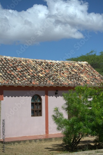 Nuestro pasado colonial se refleja en nuestras casas,puertas y ventanas,diseñadas para ser frescas debido al clima tropical.