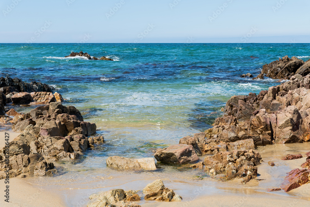 Obraz premium rocks and crashing waves on the beach