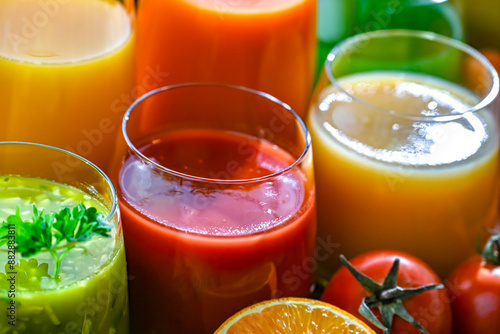 фотографія Glasses with fresh organic vegetable and fruit juices