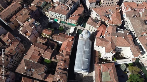 Marmor verkleidete Kirche Santa Maria dei Miracoli, im Sestiere Cannaregio, Drohnenaufnahme, Venedig, Veneto, Italien photo