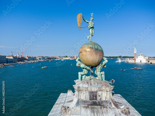 Die bewegliche Windfahne der Fortuna auf der von Atlanten getragenen goldenen Erdkugel, Venedig,Veneto, Italien photo