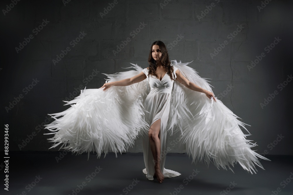 Naklejka premium Woman in White Dress With Angel Wings