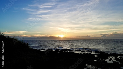 伊豆大島の海岸から見える夕日