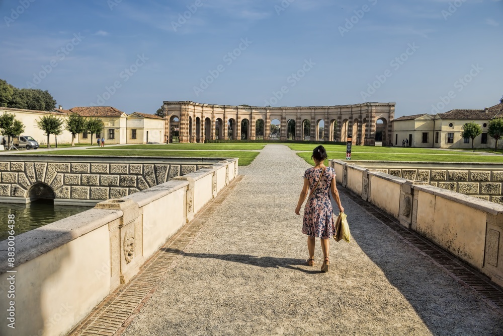 mantua, italien - eine frau spaziert im park vom palazzo del te