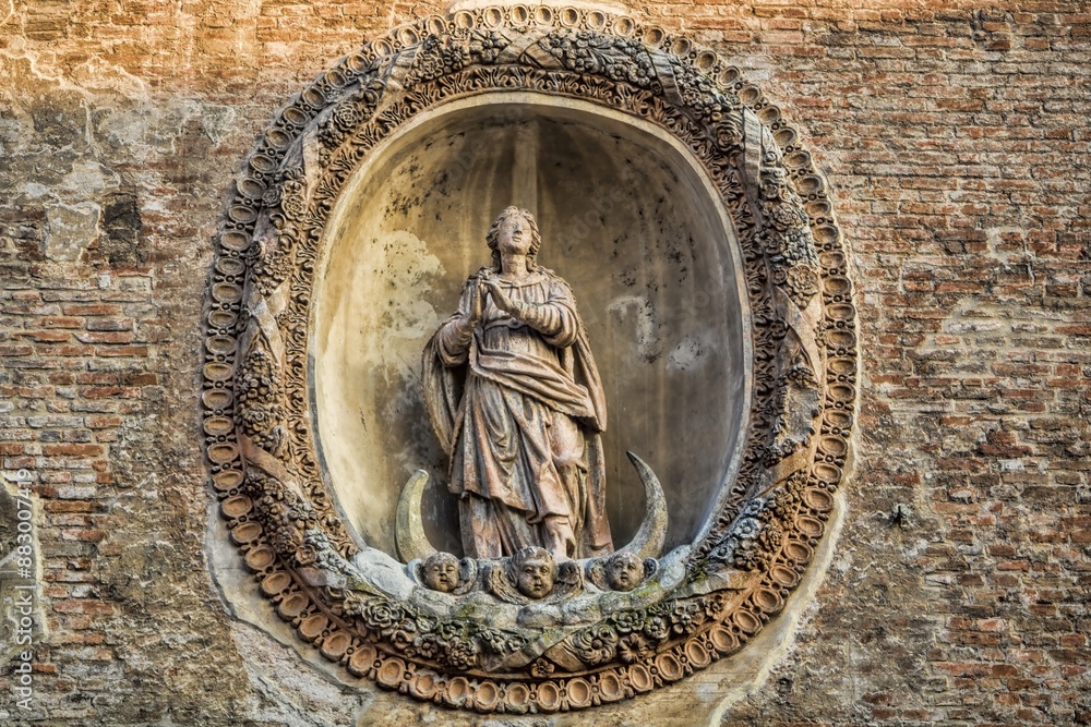 mantua, italien - marienfigur am uhrturm an der piazza delle erbe