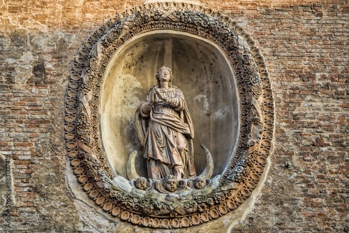 Obraz na płótnie mantua, italien - marienfigur am uhrturm an der piazza delle erbe w salonie
