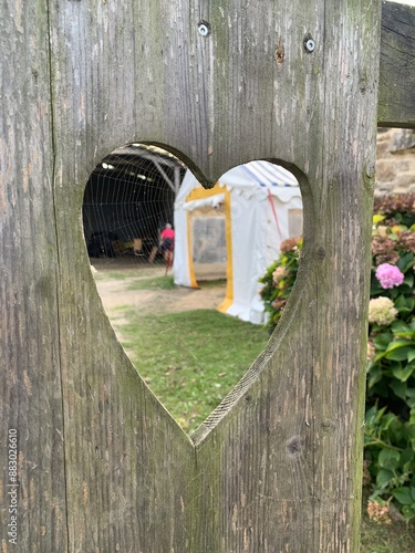 Porte en bois en forme de cœur photo