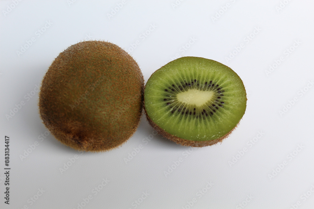 Obraz premium Halved kiwi fruit isolated on white background
