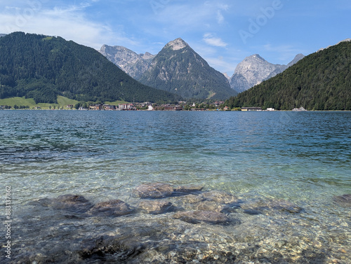 Vordergrund der Achensee. Hinten die Alpen in Tirol. 