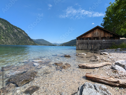 Bootshütte am Achensee. Hinten die Alpen in Tirol. 