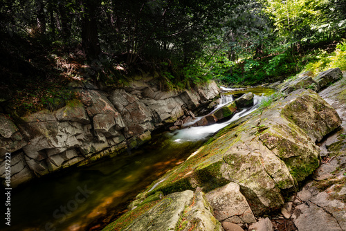 Fototapeta Naklejka Na Ścianę i Meble -  Rwący górski potok z kaskadami 