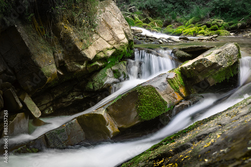 Fototapeta Naklejka Na Ścianę i Meble -  Rwący górski potok z kaskadami 