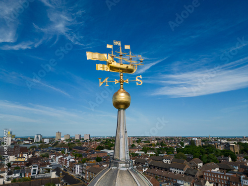 Fotografi Close up of golden weather vane on top of the Portsmouth Cathedral