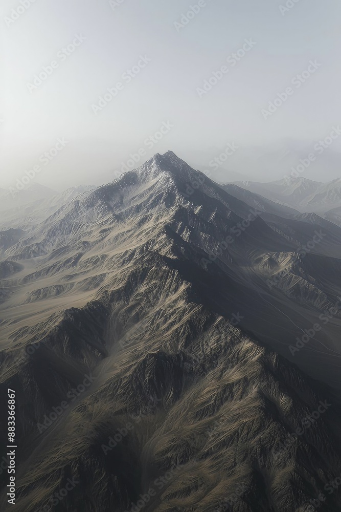 Obraz premium Exploring the mountain terrain dynamics, showcasing the intricate features of rugged mountain landscapes.