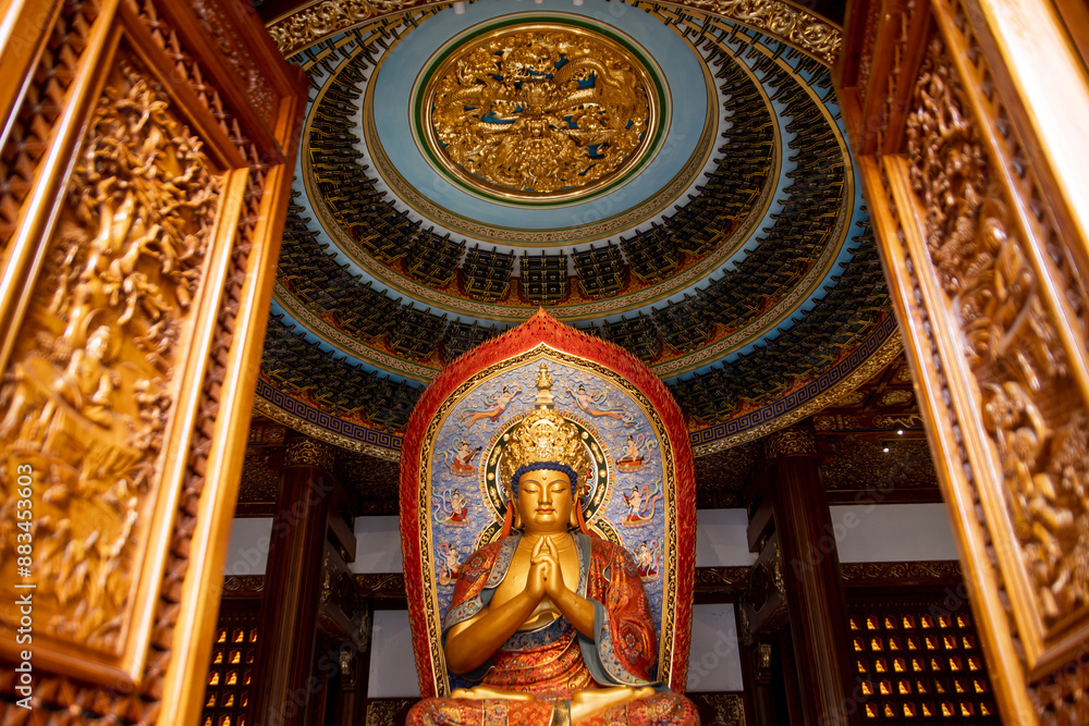 Obraz premium golden buddha statue in a colorful chinese temple