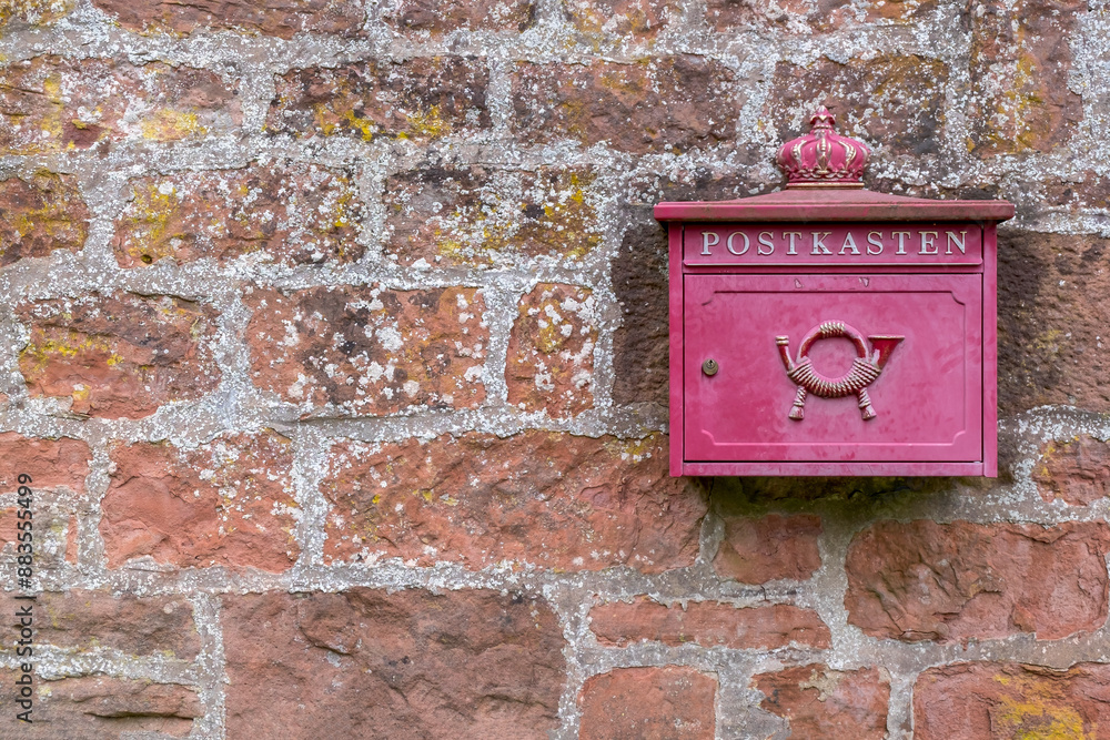 Postbriefkasten an einer roten Sandsteinmauer Postbriefkasten an einer roten Sandsteinmauer