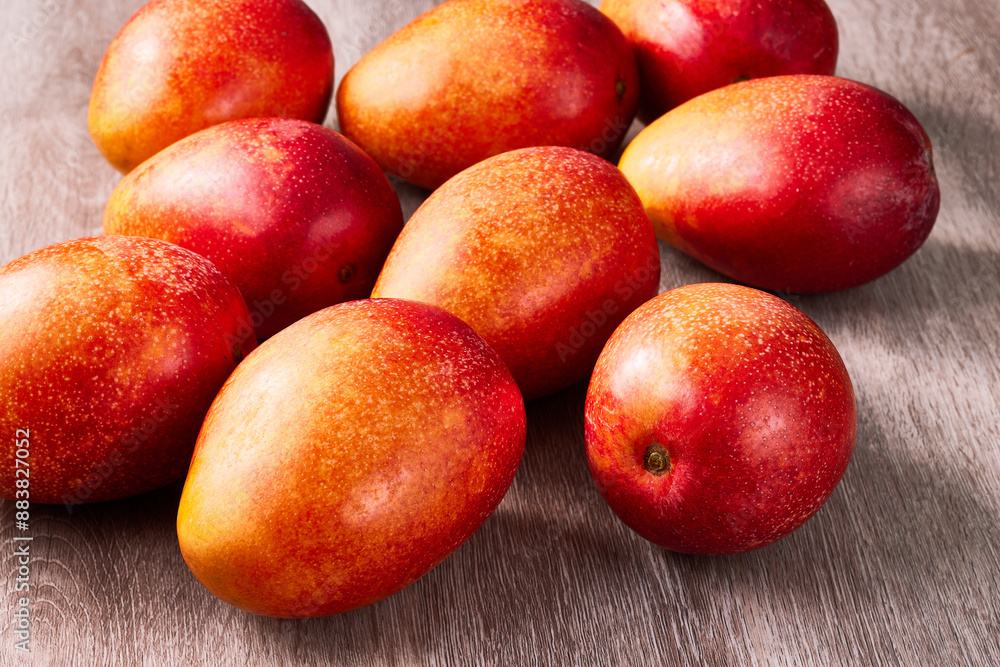 木のテーブルに沢山の完熟アップルマンゴー