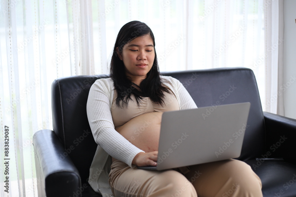 Naklejka premium worried pregnant woman concerned and anxious woman in pregnancy overthinking worrying about&nbsp;pregnancy problem&nbsp;Pregnancy depression Mental health concept Baby and new life concept Mother-to-be.