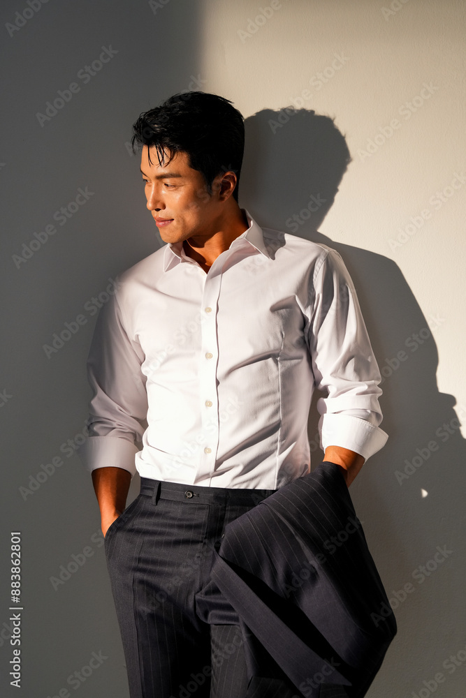 スーツを着たアジア男性の暖色トーンのポートレート スーツを着たアジア男性の暖色トーンのポートレート