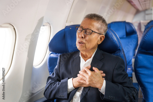 Foto An adult male businessman sits by the window on a passenger plane while traveling abroad