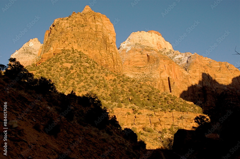 Obraz premium Experience the canyons and hiking paths of Zion National Park in Utah - a remote and desolate place where it is good to get away from it all
