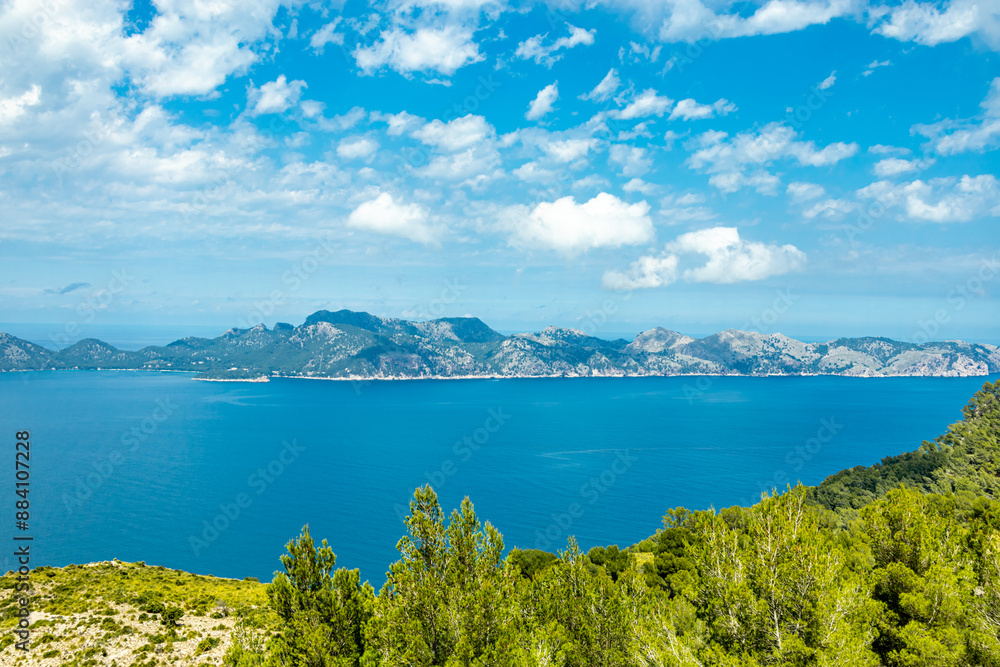 Fototapeta premium Wanderung zum Berg und Aussichtspunkt Talaia d'Alcúdia mit einen fantastischen Ausblick auf die Bucht von Alcúdia auf der Balleareninsel Mallorca - Spanien